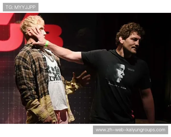 UFC拳手怒吼连击十拳，震撼赛场每一刻！