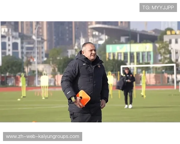 主帅带队深夜加练，队员疲惫表情引热议